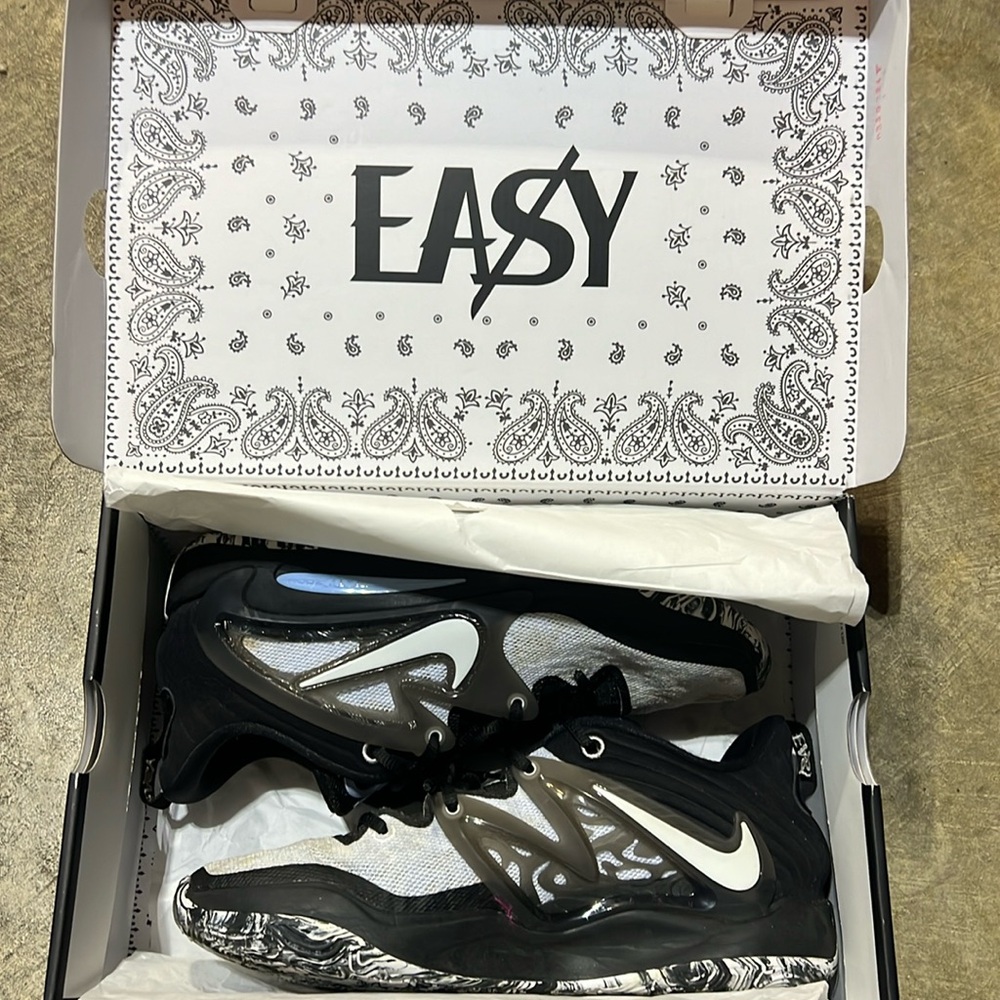Nine KD 15 basketball shoes